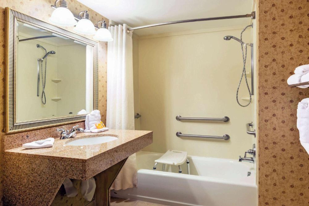 Queen Room with Two Queen Beds and Mobility/Hearing Impaired Access - Non-Smoking interior