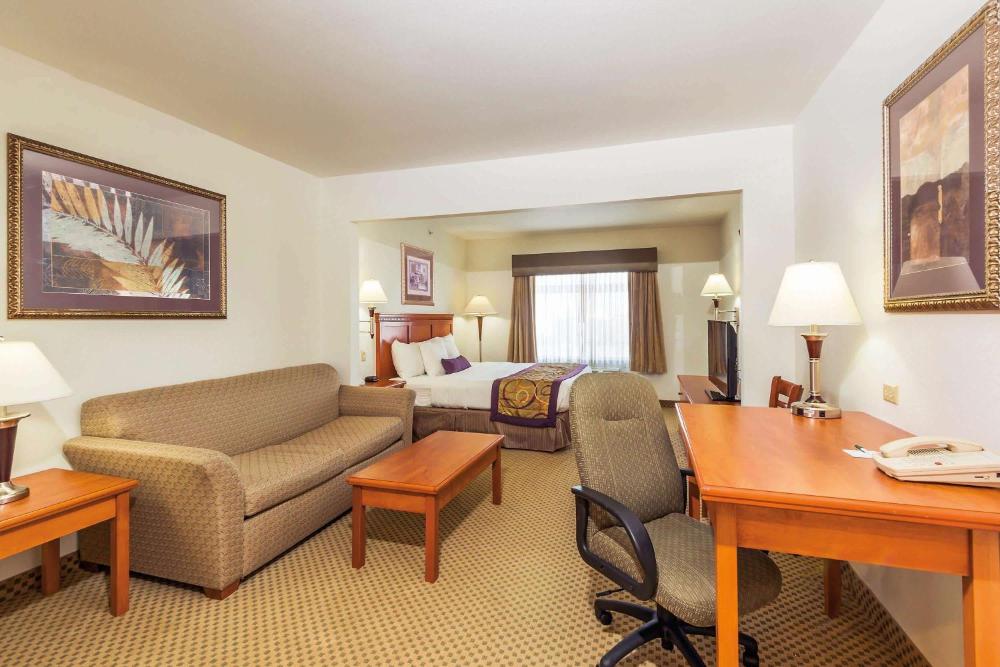 Deluxe King Room - Non-Smoking interior
